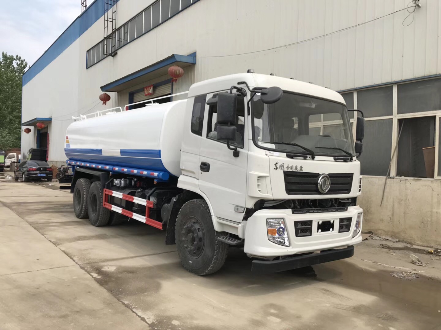 東風(fēng)專底20噸后雙橋灑水車圖片 東風(fēng)專底20噸后雙橋灑水車圖片